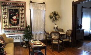 Buttercup Suite | Living room