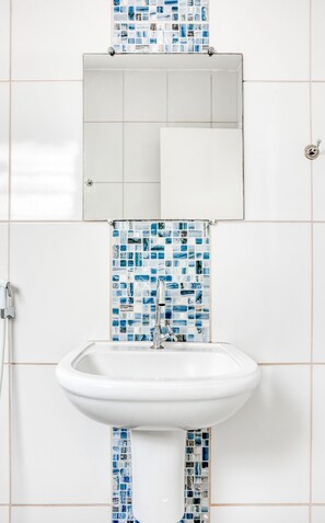 Kamar Triple Standar, Beberapa Tempat Tidur | Kamar mandi | Shower, pengering rambut, handuk, dan sabun