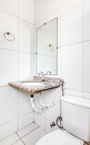 Kamar Double Standar | Kamar mandi | Shower, pengering rambut, handuk, dan sabun