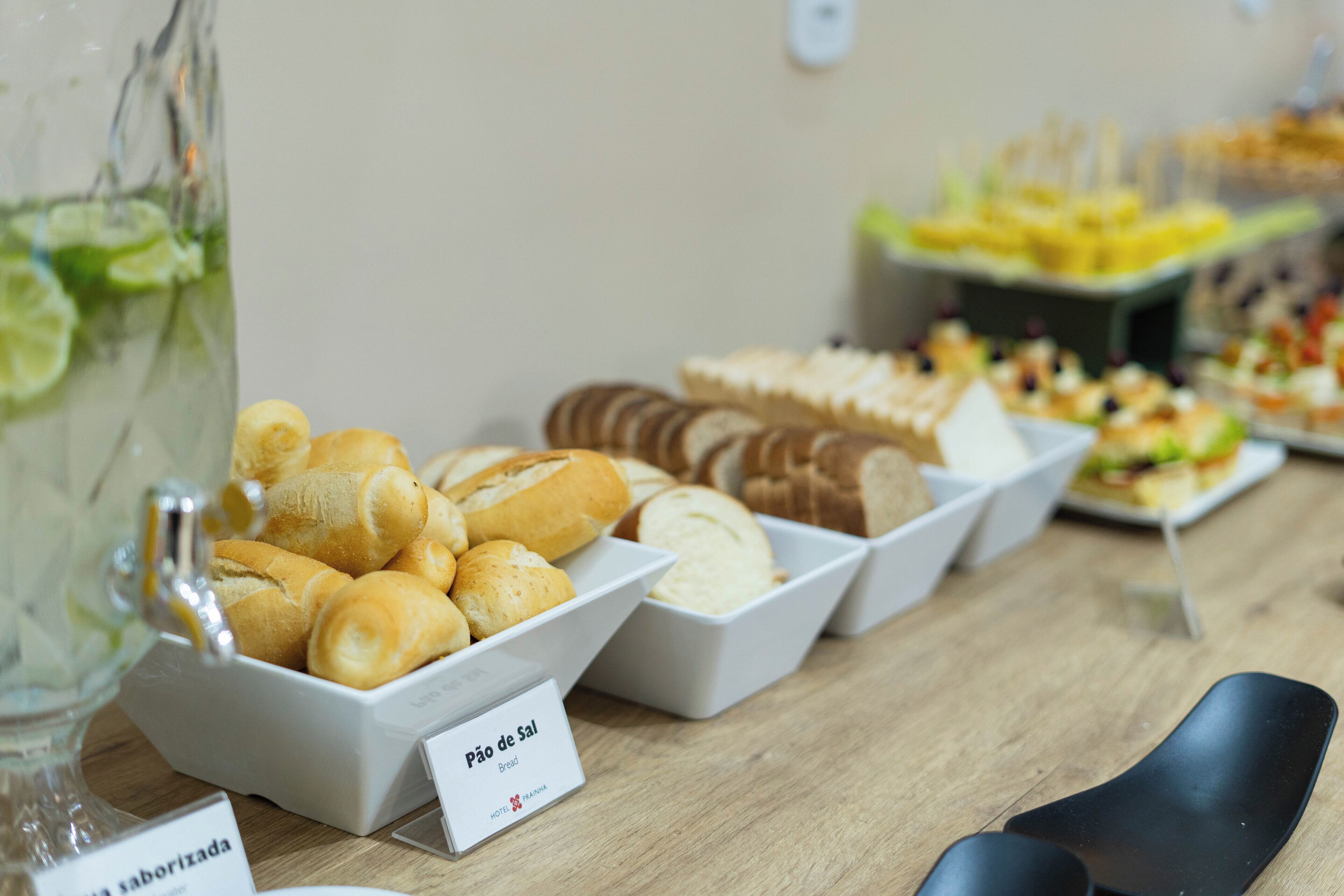 Une table de buffet proposant une variété de pains et de viennoiseries.