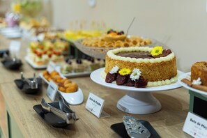 A buffet with various desserts and a sign indicating 'Bolo de Goiaba'. - Hotel Prainha (Vila Velha)