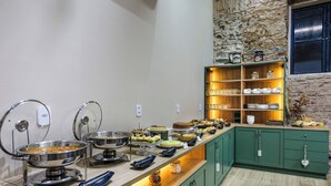 Un buffet proposant une variété de plats et d’ustensiles.