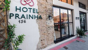 Une enseigne d’hôtel portant le nom « HOTEL PLAINHA » et le numéro « 136 ».
