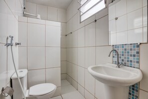 Shower, pengering rambut, handuk, dan sabun