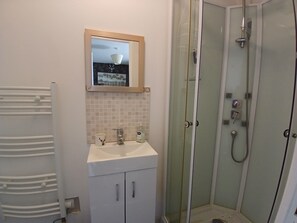 Ensemble baignoire-douche, serviettes fournies, savon