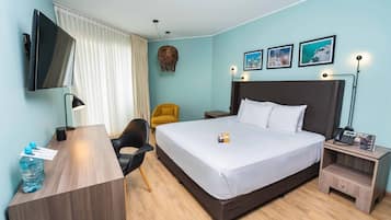 Superior-rum - 1 kingsize-sÀng - balkong | VÀrdeförvaringsskÄp pÄ rummet, skrivbord och arbetsyta för laptop