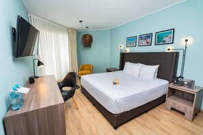 Habitación superior, 1 cama de matrimonio grande, balcón | Caja fuerte, escritorio, espacio para trabajar con un portátil