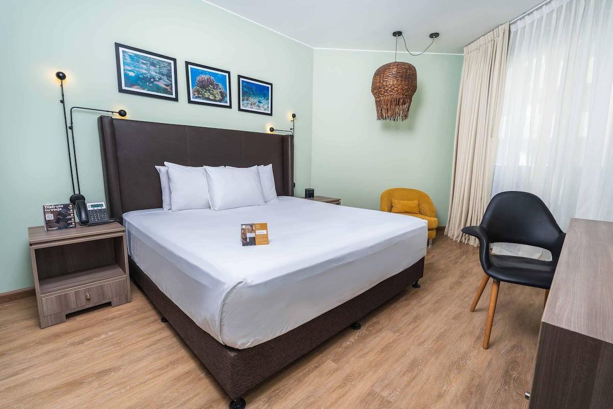 Superior kamer, 1 kingsize bed, toegankelijk voor mindervaliden | 1 slaapkamer, een kluis op de kamer, een bureau, een laptopwerkplek