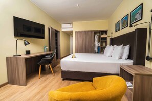 Suite, 1 très grand lit, vue mer | Coffres-forts dans les chambres, bureau