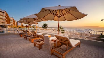 Playa privada, arena blanca, sillas reclinables de playa, sombrillas