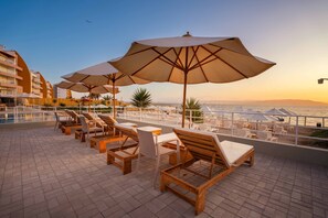 Playa privada, arena blanca, sillas reclinables de playa, sombrillas