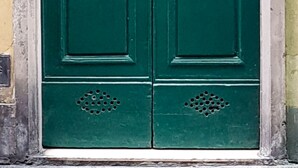 A green double door with a mail slot and a brass mail slot on the left. - The nest - Cozy studio apartment in Santa Croce (Firenze)