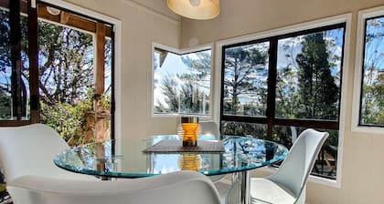 Kereru Cottage - private bach with sea view