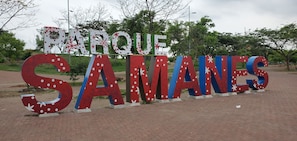 Une grande enseigne colorée sur laquelle on peut lire en lettres bien visibles : « PARQUE SAMANES ».