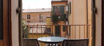 King Lear - Blue House - in the center of Verona