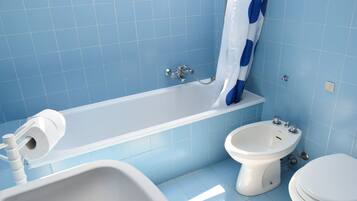 Duschwanne, Haartrockner, Bidet, Handtücher