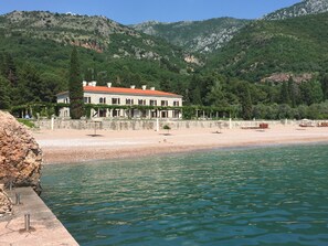 Plage à proximité, chaise longue