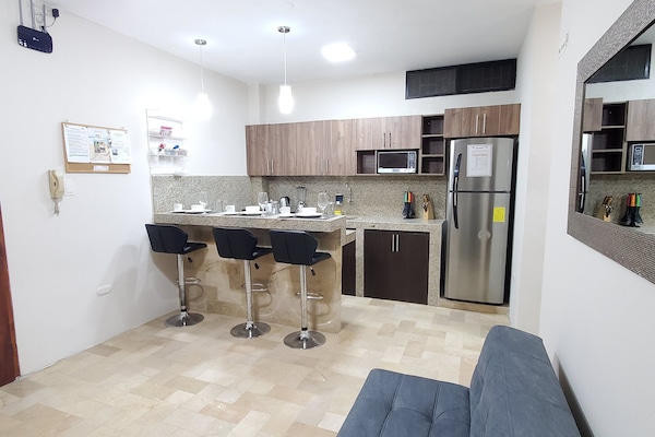 Apartamento, 2 habitaciones | Zona de estar | Una televisión de pantalla plana