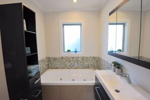 Shower, jetted tub, hair dryer, towels - Comfortable holiday house near stunning beach (Browns Bay)