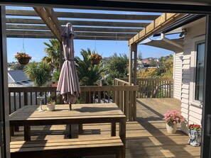 Outdoor dining - Comfortable holiday house near stunning beach (Browns Bay)