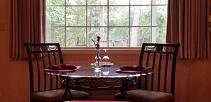 #1 Verbena Suite | In-room dining - Evening Shade Inn (Eureka Springs)