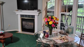 #8 Dahlia Suite | In-room dining