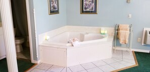 #8 Dahlia Suite | Jetted tub - Evening Shade Inn (Eureka Springs)