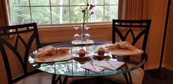 #3 Lilac Suite | In-room dining