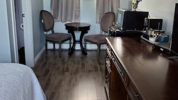 Single Room, 1 Queen Bed, Pets Not Allowed | 1 bedroom, desk, free WiFi