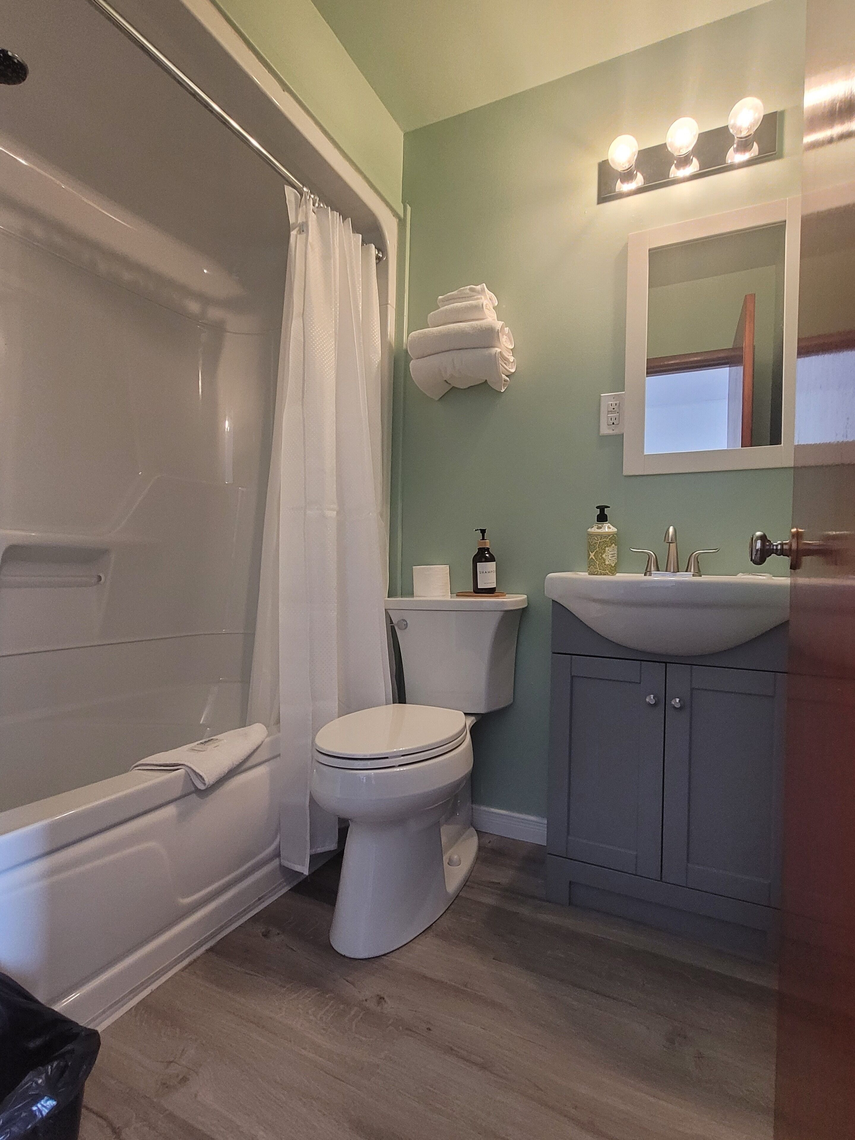 Kombinasi shower/bathtub dan handuk