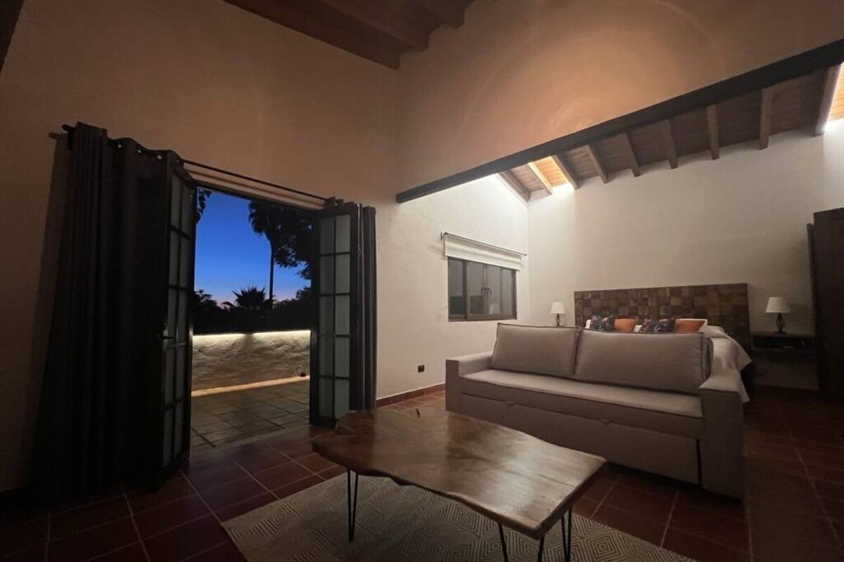 Suite estudio panorámica | 1 habitación, caja de seguridad en la habitación y cortinas blackout