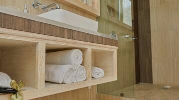Standard Room, 1 Queen Bed | Caja de seguridad en la habitación y cortinas blackout