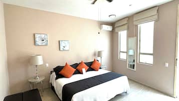 Standard Room, 1 Queen Bed | Caja de seguridad en la habitación y cortinas blackout