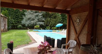 Maison de caractÚre avec piscine privée  dans le Périgord Pourpre