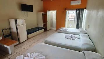 Bungalow familiar | 1 habitación, caja de seguridad en la habitación y ropa de cama