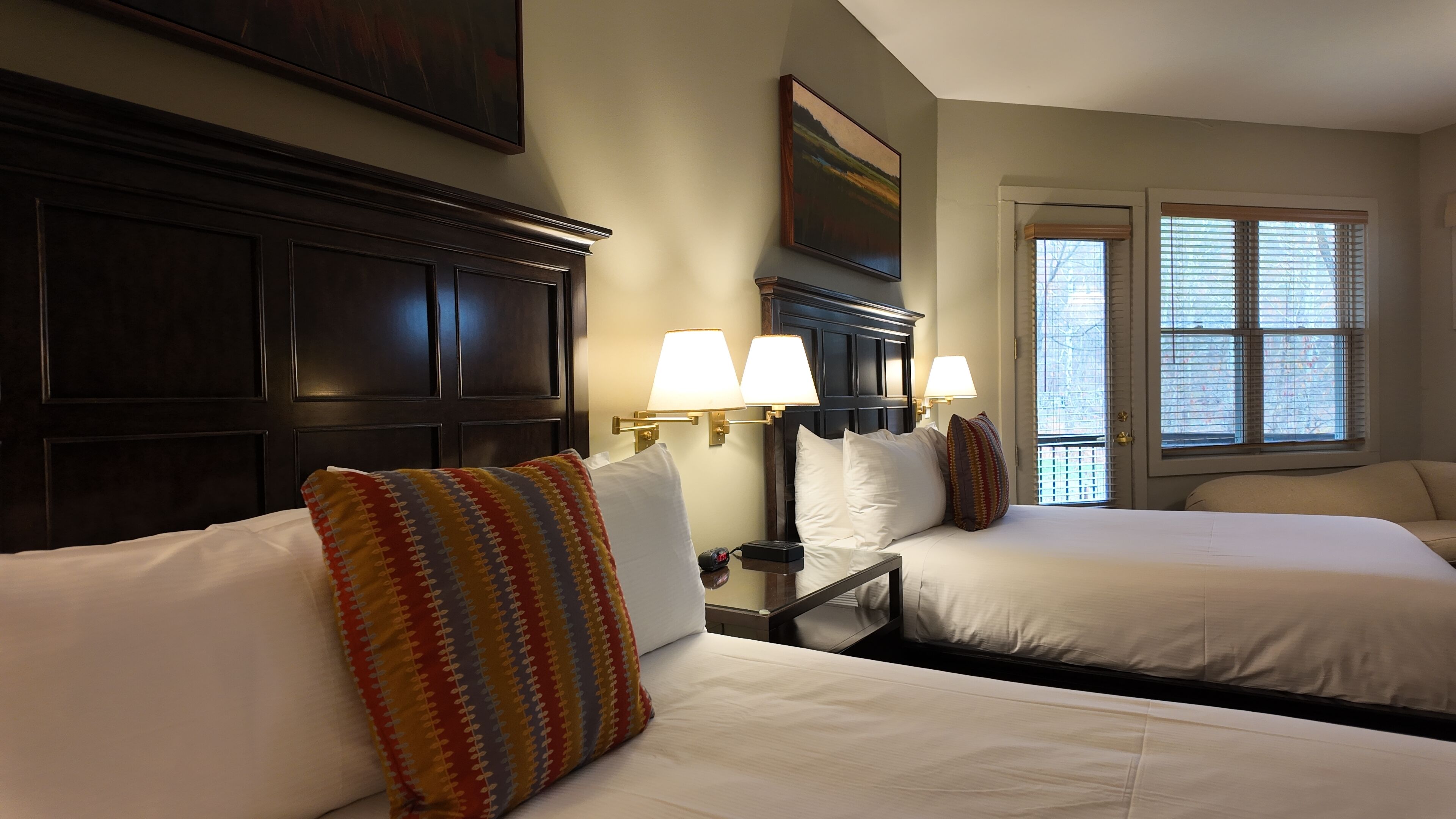 Inn Double Queen Suite | Safe på rommet, strykejern/-brett, wi-fi og sengetøy