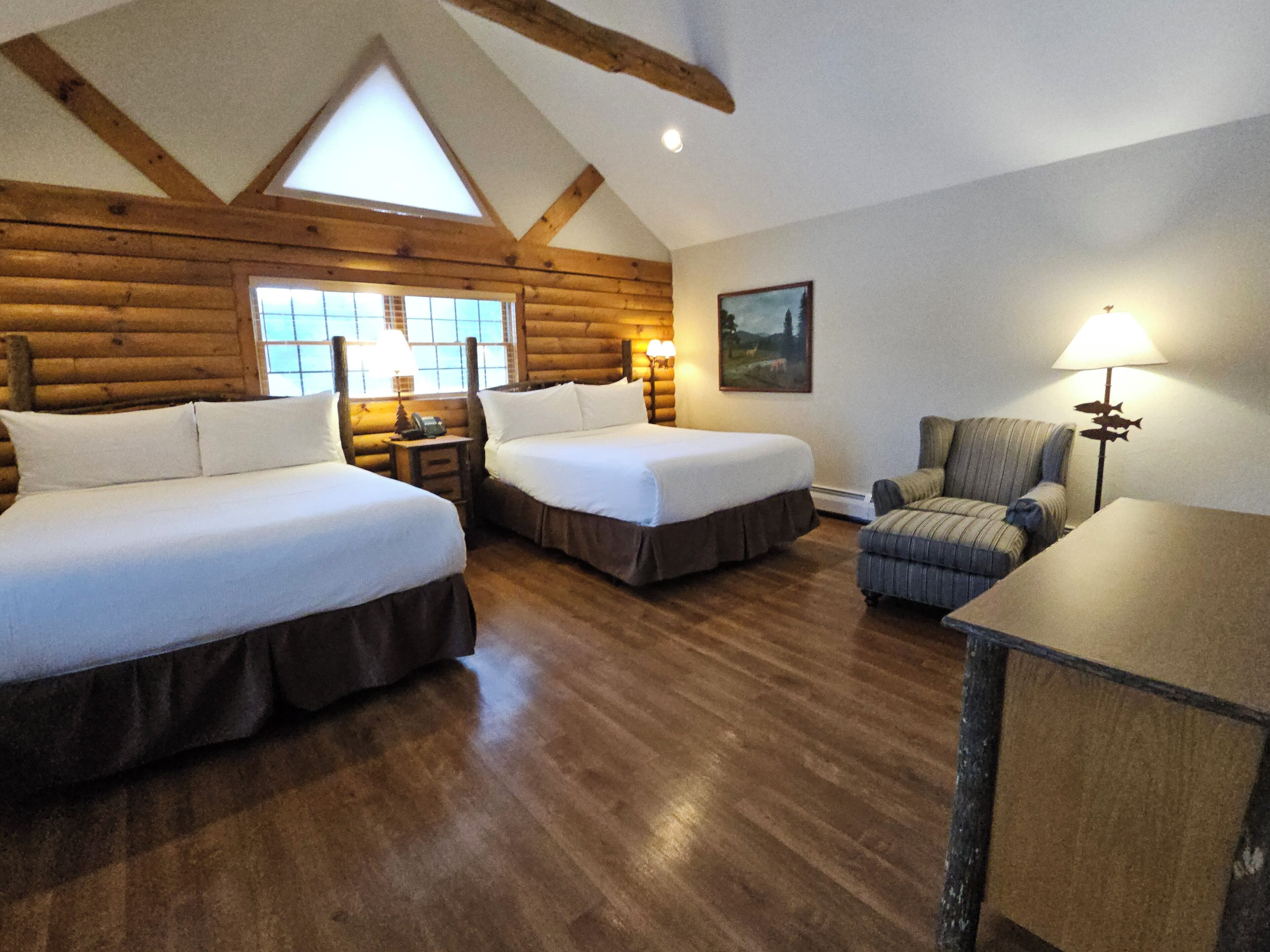 Lodge Junior Double Queen Suite | Tallelokero huoneessa, silitysrauta/-lauta, Wi-Fi, vuodevaatteet