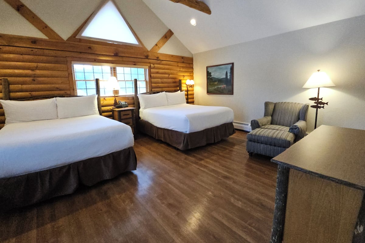 Lodge Junior Double Queen Suite | Tallelokero huoneessa, silitysrauta/-lauta, Wi-Fi, vuodevaatteet