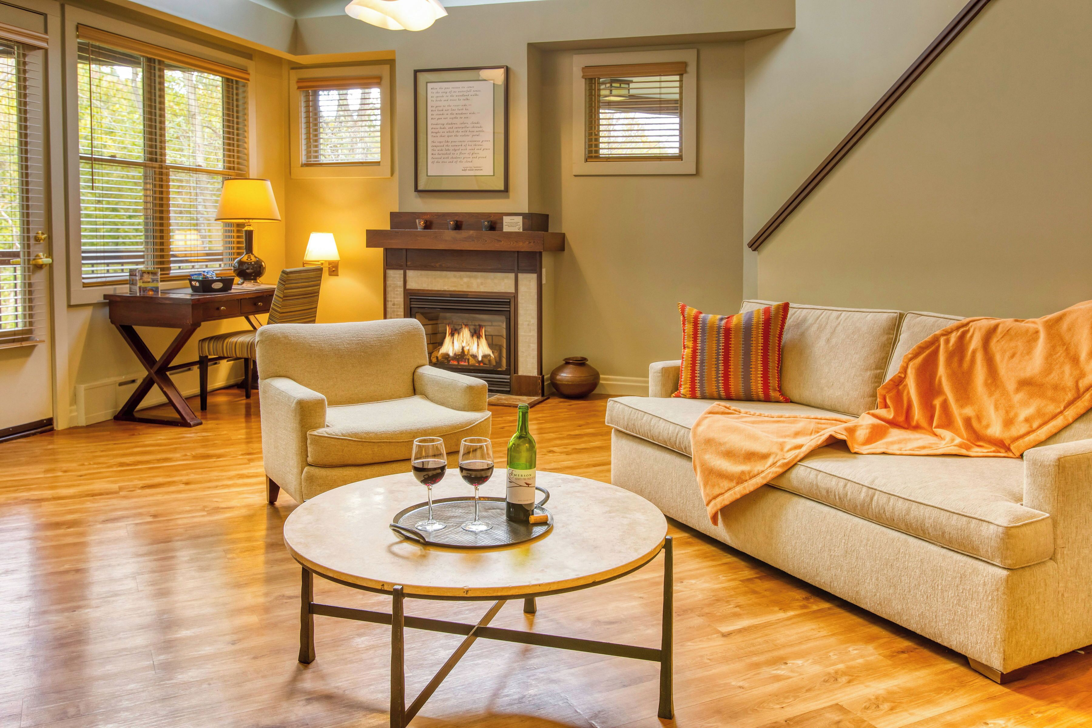 Inn Executive Suite | Oppholdsområde | En 32-tommers TV med kabel-kanaler