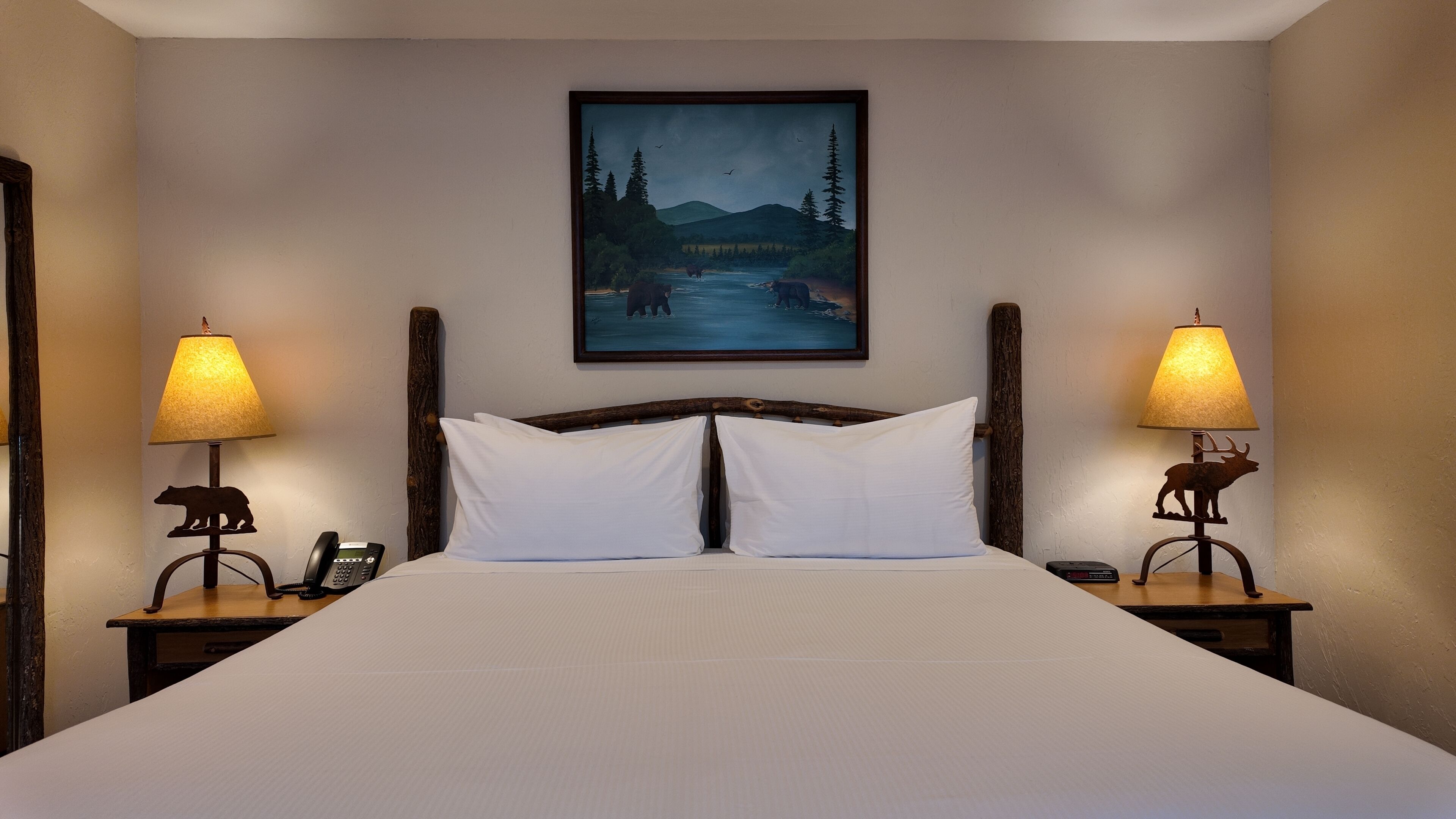 Lodge Luxury Suite | Tallelokero huoneessa, silitysrauta/-lauta, Wi-Fi, vuodevaatteet