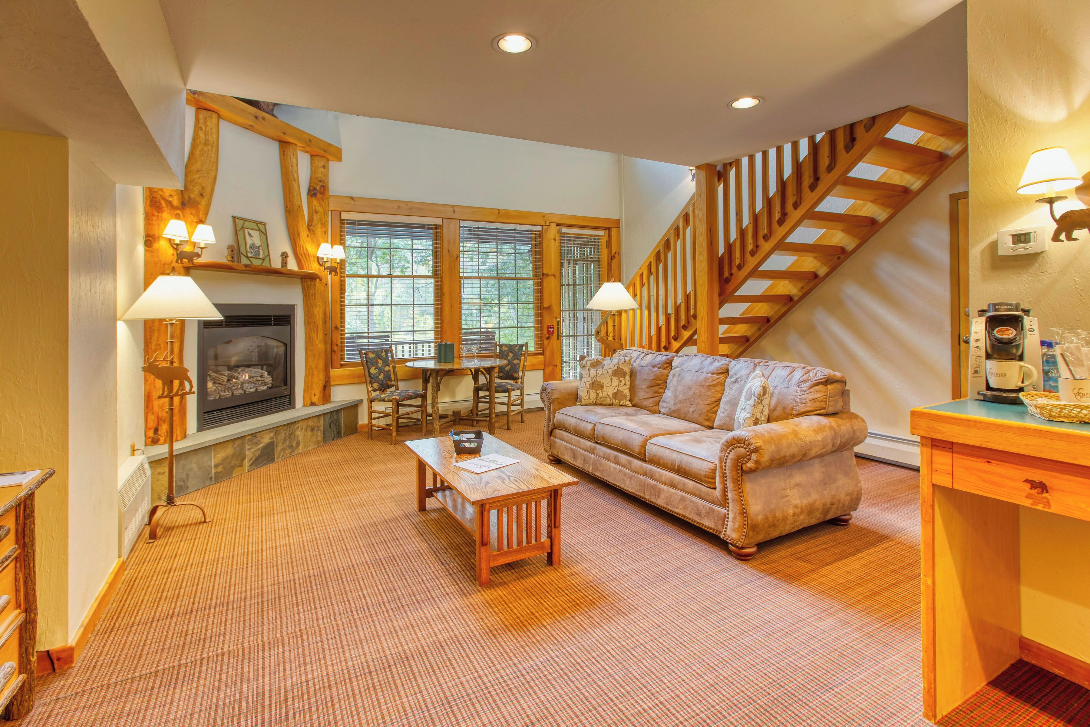 Lodge Luxury Suite | Oppholdsområde | En 32-tommers TV med kabel-kanaler