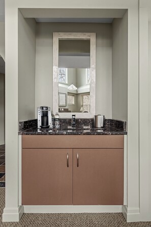 Inn Executive Suite | In-room safe, iron/ironing board, WiFi, bed sheets