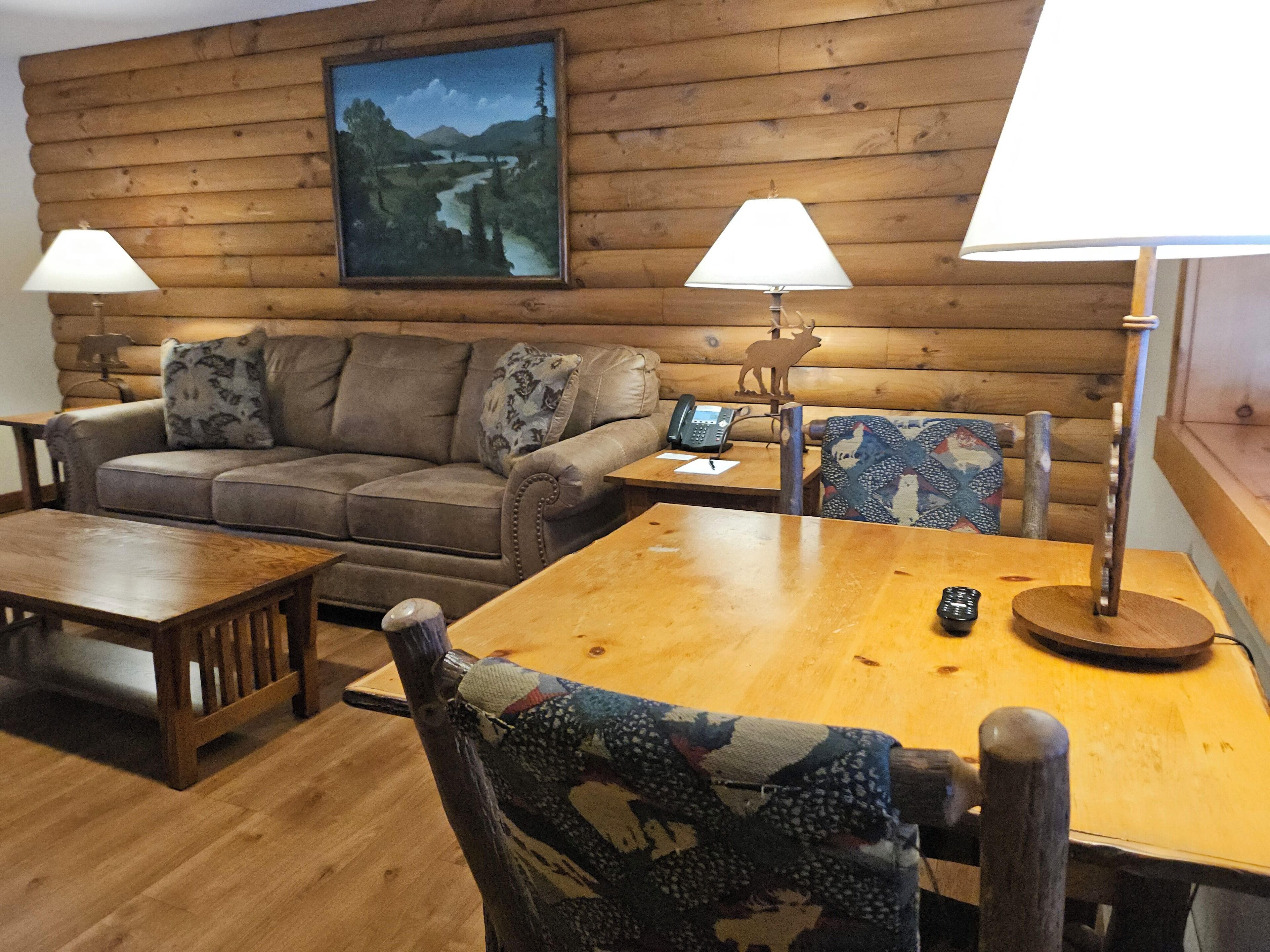 Lodge Junior King Suite | Ruang tamu | 32 inci televisyen dengan kabel 