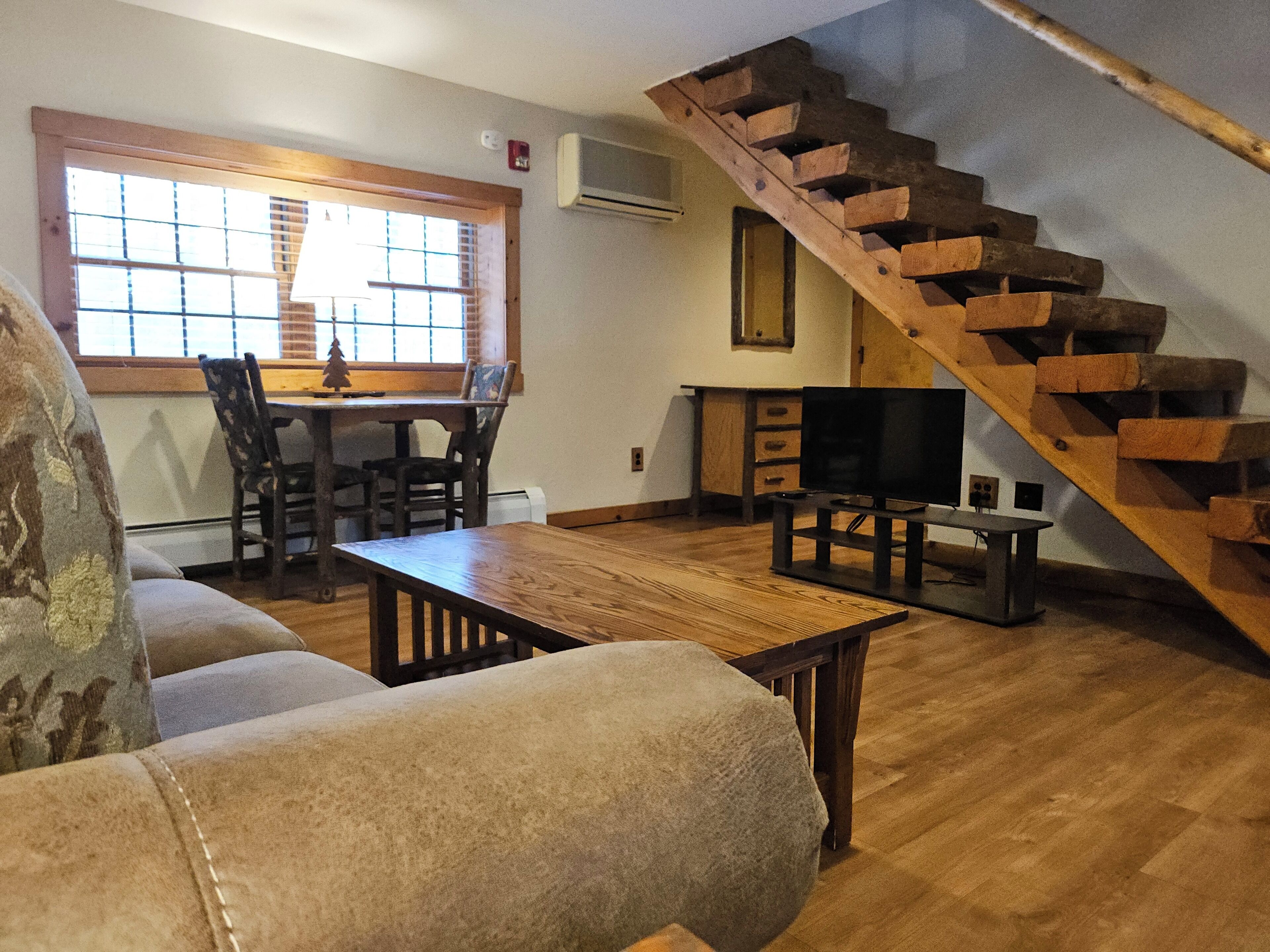 32–tuumainen televisio, jossa kaapelikanavat