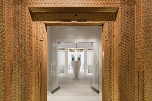 桑拿、热水浴缸、湿蒸房、热石按摩、深层组织按摩、瑞典式按摩