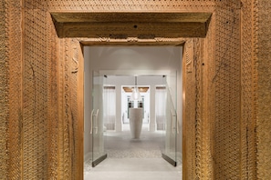 Sauna, Whirlpool, Dampfbad, Warmsteinmassagen, Tiefengewebe-Massagen