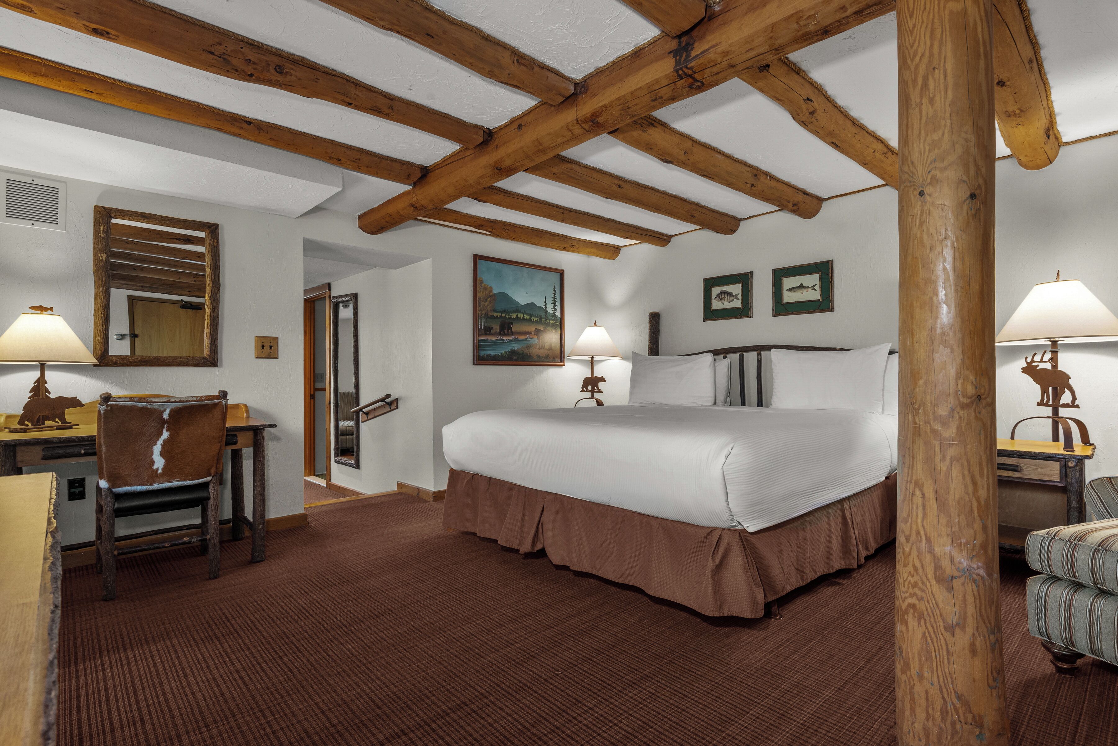 Lodge Junior King Suite | In-room safe, iron/ironing board, WiFi, bed sheets