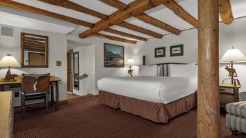 Lodge Junior King Suite | In-room safe, iron/ironing board, WiFi, bed sheets