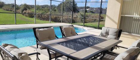 Una piscina al aire libre, una piscina climatizada