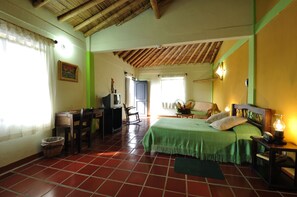 Habitació individual estàndard | Caixa forta a l'habitació, escriptori i planxa i posts de planxar 